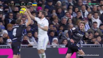 Nacho evita el saque de banda de Illarramendi.