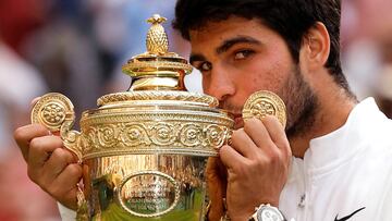 Carlos Alcaraz, con el trofeo de Wimbledon.