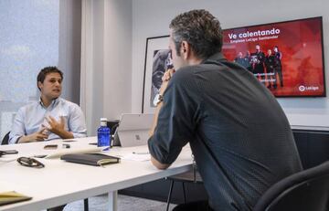 Óscar Mayo conversa en la sede de LaLiga con el redactor de AS.