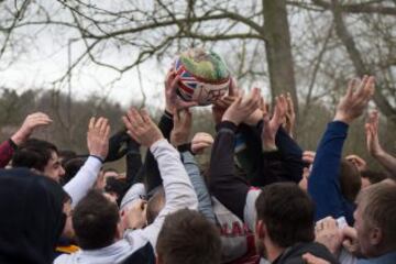 En Ashbourne se celebra todos los a?os el tradicional partido de f¨²tbol medieval ingl¨¦s en el que la mitad del pueblo intenta llevar el bal¨®n (relleno de corcho para poder flotar) hasta el molino del equipo rival para anotar. S¨®lo una persona tiene el privilegio de marcar por cada equipo.