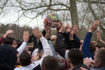 En Ashbourne se celebra todos los años el tradicional partido de fútbol medieval inglés en el que la mitad del pueblo intenta llevar el balón (relleno de corcho para poder flotar) hasta el molino del equipo rival para anotar. Sólo una persona tiene el privilegio de marcar por cada equipo. 