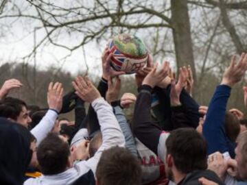 En Ashbourne se celebra todos los años el tradicional partido de fútbol medieval inglés en el que la mitad del pueblo intenta llevar el balón (relleno de corcho para poder flotar) hasta el molino del equipo rival para anotar. Sólo una persona tiene el privilegio de marcar por cada equipo. 