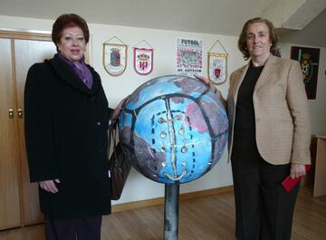 Amaia Goroztiza (Eibar), María Victoria Pavó (Leganés), Leyre Canela (Izarra), Isabel Tarragó (Llagostera) o Guadalupe Murillo (Pontevedra) son las mujeres que hoy están al frente de clubes en el fútbol español. Teresa Rivero fue la primera mujer que presidió un club profesional en España (Rayo Vallecano, desde 1994 hasta 2011) y Layhoon Chan (Valencia), la primera extranjera presidenta. Pero fue Amelia del Castillo la pionera al frente de un equipo de fútbol. Amelia fue una de las fundadoras el 15 de octubre de 1963 del Pinto y pudo asumir la presidencia del club porque quienes redactaron entonces los reglamentos de la Federación Española nunca imaginaron que una mujer pudiera ejercer tal labor, porque en ellos sí figura la prohibición de que fueran futbolistas e inclusive entrenadoras.