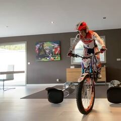 Esto no lo han visto antes ni lo verán: Toni Bou, de la cama a lavarse los dientes en moto