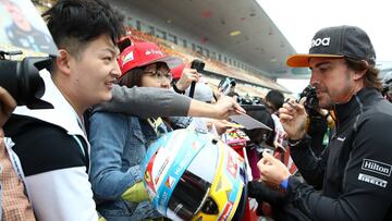 Alonso firmando autogr&aacute;fos en Shanghai.