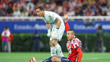 Roberto Alvarado (L) of Guadalajara fights for the ball with Rodolfo Cota (R) of America during the 11th round match between Guadalajara and America as part of the Liga BBVA MX, Torneo Clausura 2025 at Akron Stadium, on March 08, 2025 in Guadalajara, Jalisco, Mexico.
