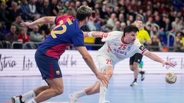 Petrus intimida en el centro de la defensa del Barça.