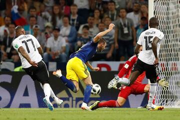 Durante el partido entre Alemania y Suecia, el delantero sueco recibió un claro empujón del defensa alemán, Jerome Boateng, dentro del área, que no fue sancionado ni revisado en el Video Assistant Referee (VAR). El partido se encontraba 0-0 y terminó 2-1 a favor de los teutones.