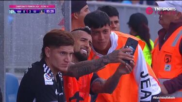 Se sacó una selfie con Arturo Vidal en pleno partido: pocas veces se vio algo así
