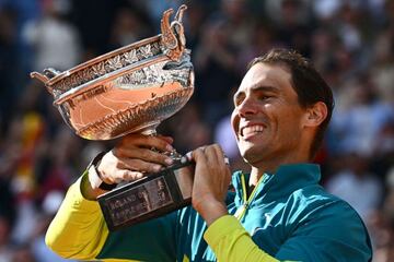 Rafael Nadal levanta la Copa de Mosqueteros por 14ª vez en su carrera, tras batir en la final a Casper Ruud, por 6-3, 6-3 y 6-0.