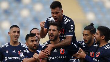 Futbol, O'Higgins vs Universidad de Chile.
Fecha 15, campeonato Nacional 2021.
El jugador de Universidad de Chile Joaquin Larrivey, centro, celebra su gol contra O'Higgins durante el partido de primera division disputado en el estadio El Tenie