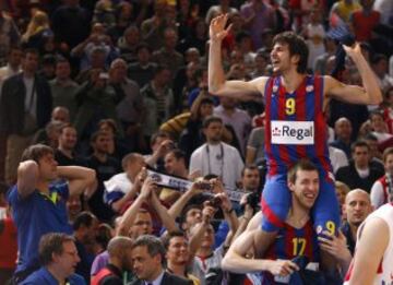 Ricky Rubio jugó con el FC Barcelona desde el 2009 hasta el 2011. En la imagen tras ganar la Euroliga 2010 frente al Olympiacos B.C. en París.