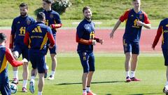 Iñigo Martínez, durante un entrenamiento de la selección.