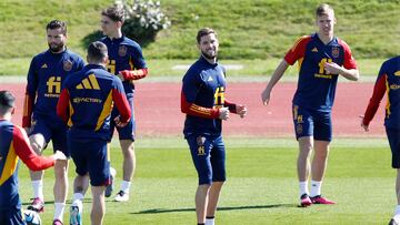 Iñigo Martínez, durante un entrenamiento de la selección.