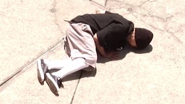 Sammy Baca retorciéndose de dolor en el suelo tras intentar el Noseslide shove-it que sirve de ender en su parte en el vídeo de skate Baker 4.