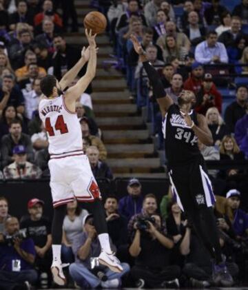 Nikola Mirotic lanza ante Jason Thompson.