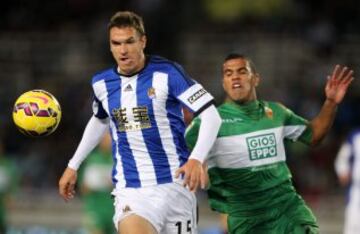 El defensa de la Real Sociedad Ansotegi se lleva un balón ante el brasileño Jonathas.