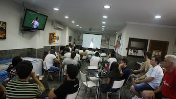 Aficionados del Elche presencian un partido de su equipo en un bar.