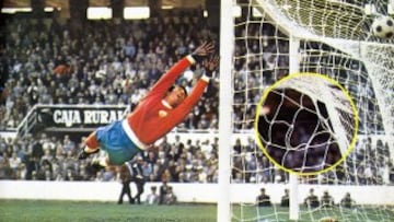 Breitner marca frente al Sevilla el 09/11/1975. El balón entra por la red rota.