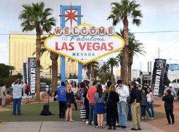 Fans de los Raiders festejan el pase del equipo a Las Vegas.