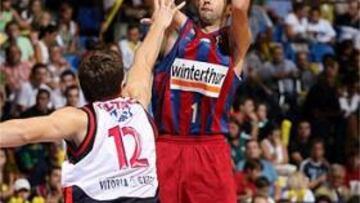 <b>BUENA DEFENSA DEL TAU.</b> Los hombres de Perasovic han conseguido parar los ataques del Barça y han llegado a tener una ventaja de 31 puntos.