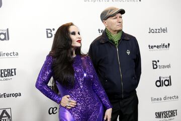 Alaska y Nacho Canut​ componentes de Fangoria posando en la alfombra verde de los Premios Dial 2023.