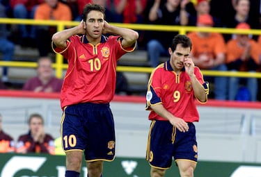 En el minuto 90. España tiene la oportunidad de empatar y forzar la prórroga. Raúl toma aire, da dos pasos, y la pelota vuela por encima del larguero.
No solo se fue un gol. Se fue un sueño. El gesto de Raúl, manos en la cabeza, lo dice todo.