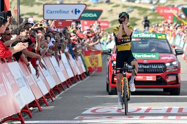 Sepp Kuss celebra la victoria en la sexta etapa. 