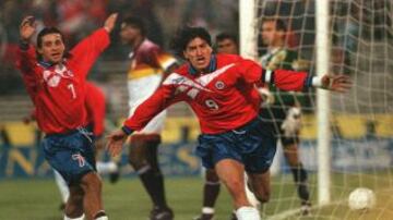 La histórica camiseta Reebok de Chile con la que clasificó a Francia 98. Fue una réplica de la usada por Rusia en el Mundial de Estados Unidos 1994.