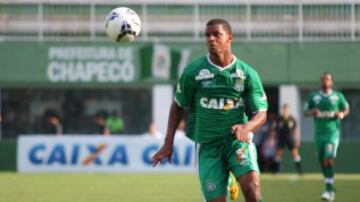 Jugador de 35 años de edad. Desde el 2013 estaba en el Chapecoense y era una de las voces de experiencia en medio del plantel. Se destacó mucho y parte del ascenso a la A en el 2014 se le debe a él, pues en la Serie B marcó 31 goles, que sirvieron para obtener el logro más importante en la historia del club.