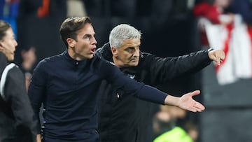 MADRID, 02/01/2026.- El entrenador del Rayo Vallecano, Iñigo Pérez (i), durante el encuentro de la jornada 18 de LaLiga que Rayo Vallecano y Getafe CF disputan este viernes en el estadio de Vallecas. EFE/Kiko Huesca