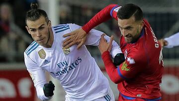 Bale y Grego durante un partido de Copa entre el Real Madrid y el Numancia.