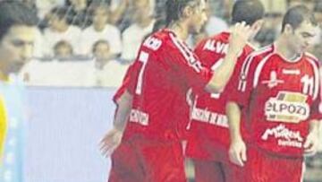 <b>NO LEVANTA CABEZA. </b>La tristeza de Jordi Sánchez contrasta con la alegría de Wilde, Bácaro y Álvaro.