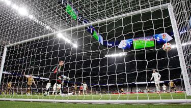 1-3. Mikel Oyarzabal, dentro del área blanca, dispara y David Alaba vuelve a desviar el balón tocando el palo y entrando en la portería de Andriy Lunin.