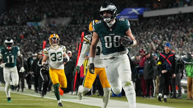 These are the announcers and referees for the Rams vs Eagles divisional round matchup today