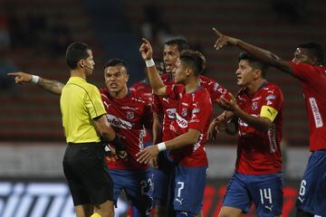 Jugadores del DIM reclaman al árbitro por una de las decisiones que tomó en el partido.