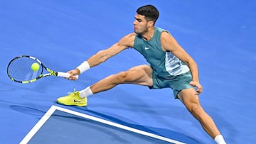Doha (Qatar), 17/02/2025.- Carlos Alcaraz of Spain in action during his first round match against Marin Cilic of Croatia at the Qatar Open tennis tournament in Doha, Qatar, 17 February 2025. (Tenis, Croacia, España, Catar) EFE/EPA/NOUSHAD THEKKAYIL