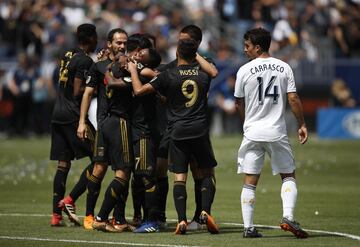 Los jugadores del LAFC celebran el segundo tanto de Carlos Vela.