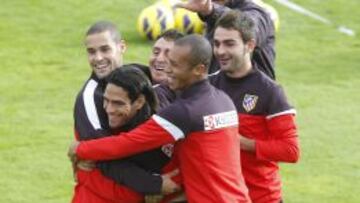 DISTENDIDOS. Mario, Cebolla, Miranda y Adrián se abalanzan sobre Falcao.