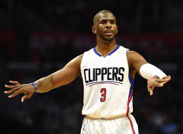 Los Angeles Clippers reciben a Chris Paul, una segunda ronda de 2015 y 350.000 dólares.
Los New Orleans Hornets reciben a Eric Gordon, Chris Kaman, Al-Farouq Aminu y una primera ronda de 2012

El traspaso llegó después de que David Stern vetara la marcha de Paul a los Lakers, así que el base acabó en la misma ciudad pero con otra camiseta. En aquel momento tenía 26 años, había sido 4 veces all star, 2 veces líder en asistencias y 3 en robos. Una auténtica estrella con la que hacer grande el proyecto de la Lob City junto a Blake Griffin y DeAndre Jordan. Lo cierto es que nunca llegaron a jugar una final de conferencia, pero al menos convirtieron a los Clippers en uno de los equipos fuertes de la NBA, que en aquel momento era mucho decir, y su posterior traspaso a los Rockets trajo a cambio a tres jugadores clave en el equipo actual: Montrezl Harrel, Lou Williams y Patrick Beverley. Por parte de los Hornets, Eric Gordon nunca pudo demostrar el gran rendimiento que había dado a los Clippers por culpa de las lesiones, Aminu fue el alero titular durante tres temporadas sin dejar demasiado poso y Kaman duró un año. Se puede afirmar que en Nueva Orleans cambiaron a uno de los mejores bases de la historia por nada.
