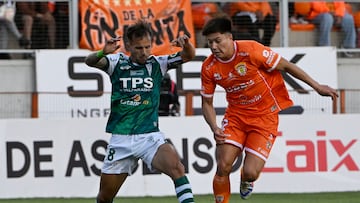 Futbol, Cobreloa vs Santiago Wanderers
Liguilla de asceso 2025.
El jugador de Cobreloa Aldrix Jara controla el balon durante el partido de Liguilla de Ascenso Caixun contra Santiago Wanderers disputado en el estadio Zorro del Desierto, Calama
23/11/2025
Pedro Tapia/Photosport
Football, Cobreloa vs Santiago Wanderers
2025 Promotion Playoffs.
Cobreloa player Aldrix Jara controls the ball during the Caixun Promotion Playoff match against Santiago Wanderers played at the Zorro del Desierto stadium, Calama
23/11/2025
Pedro Tapia/Photosport