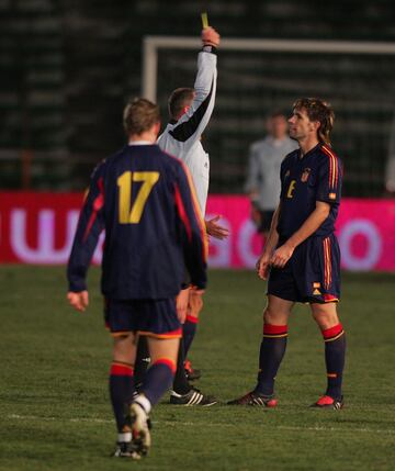 12 tarjetas en total, todas amarillas en 51 partidos.