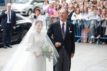 Teresa Urquijo, acompañada de su padre, Lucas Urquijo y Fernandez-Araoz, a su llegada a la parroquia del Sagrado Corazón y San Francisco de Borja, para contraer matrimonio con José Luis Martínez Almeida, alcalde de Madrid.