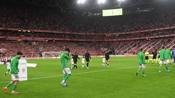 Los jugadores del Betis, en San Mamés.
