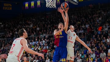 BARCELONA, 25/03/2025.- El alero serbio del Bayern Vladimir Lucic (d) lucha el balón con Joel Parra, del Barça, durante el partido de la jornada 31 de la EuroLiga que Barça y Bayern de Múnich disputan este martes en el Palau Blaugrana. EFE/Alejandro García
