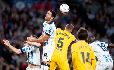 Mikel Merino controla un balón de cabeza