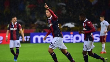 Adam Masina, celebrando un gol. 