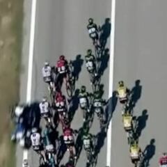 La caída de Landa y Thomas por culpa de una moto de policía