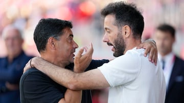 El entrenador del Valencia Carlos Corberán y el del Girona Míchel, se saludan.