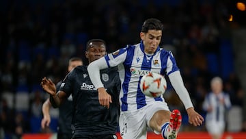 SAN SEBASTIÁN, 30/01/2025.- El defensa de la Real Sociedad Nayef Aguerd (d) disputa un balón con el defensa del Paok Salónica Baba Rahman (i) durante el partido de primera ronda de Liga Europa, este jueves en el Real Arena de San Sebastián. EFE/Juan Herrero